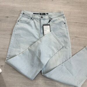 Barbell Apparel Mom Fit Light Wash Jean sz 33